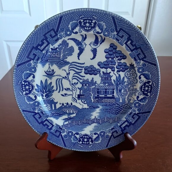Blue Willow Pattern 9" Plate Blue and White Made in Japan - Picture 1 of 8